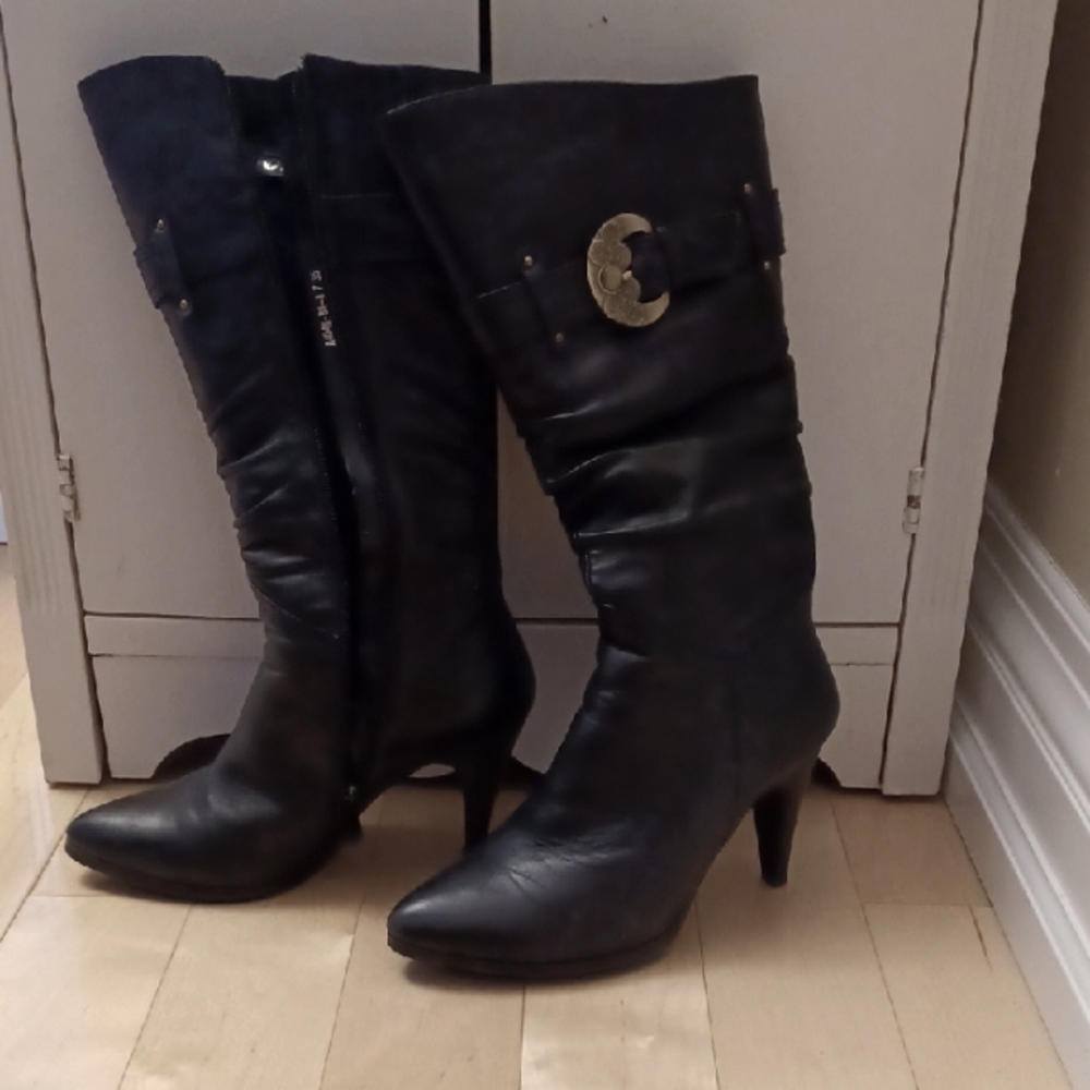 Black Leather Boots size 5 lined.